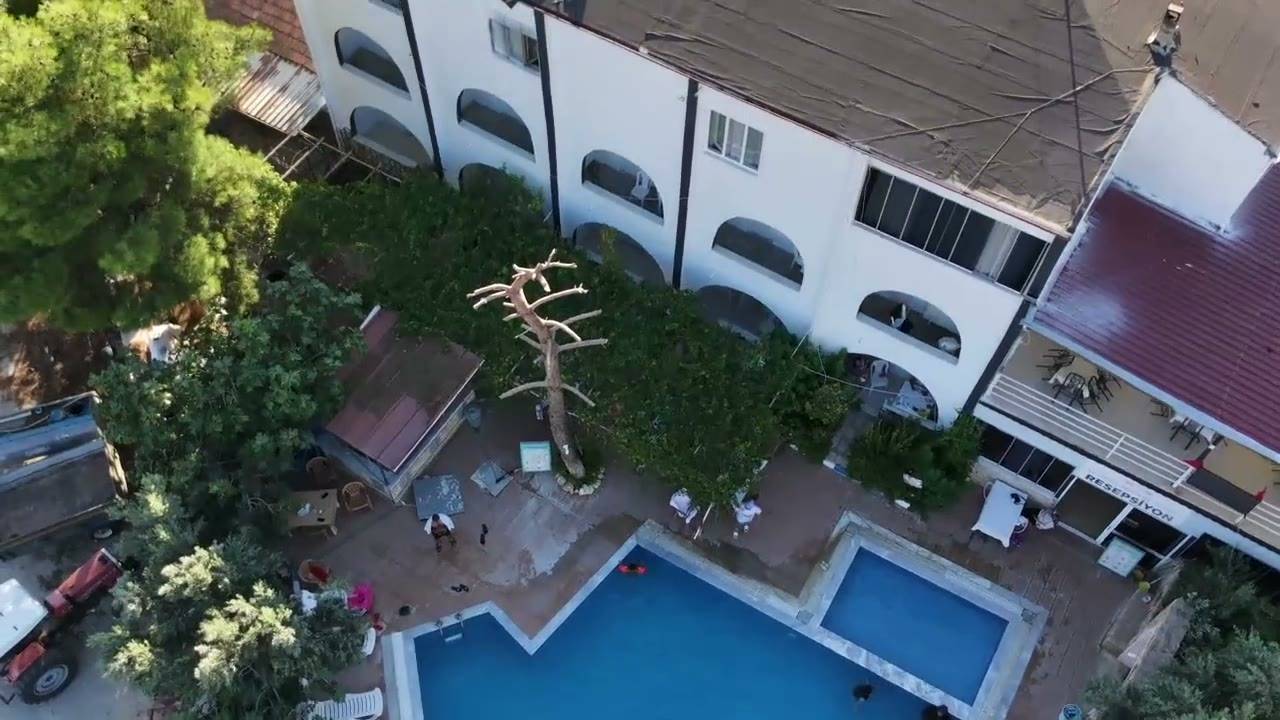 Bina ve bahçe drone çekimi