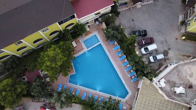 Havuz ve otopark yukarıdan