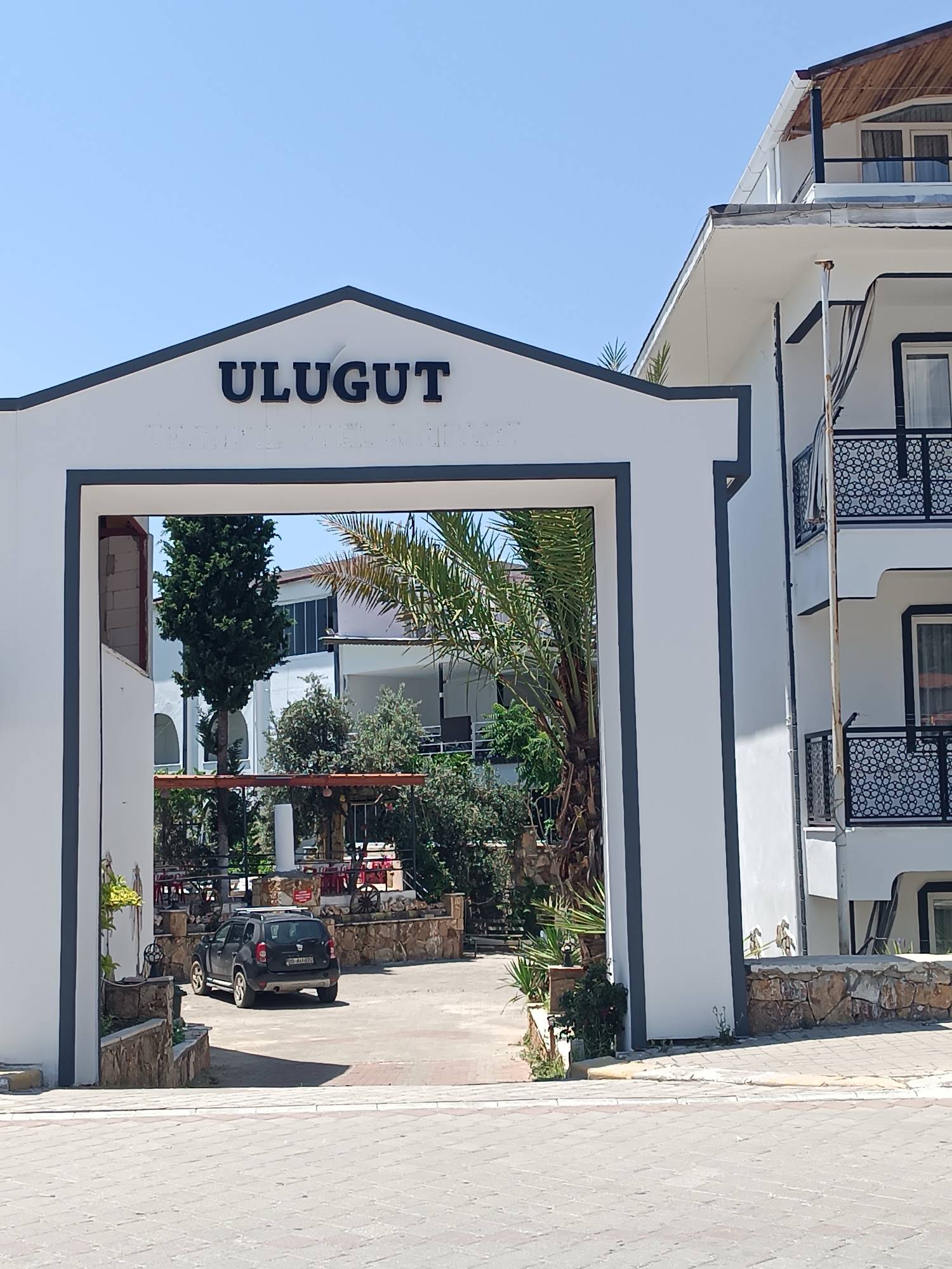 Ulugut Pansiyon giriş kapısı