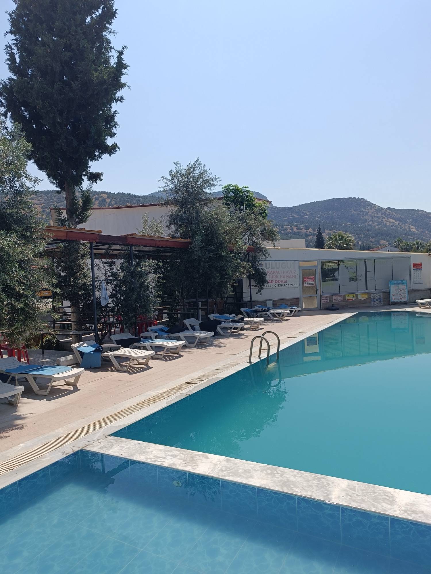 Havuz başı şezlonglar