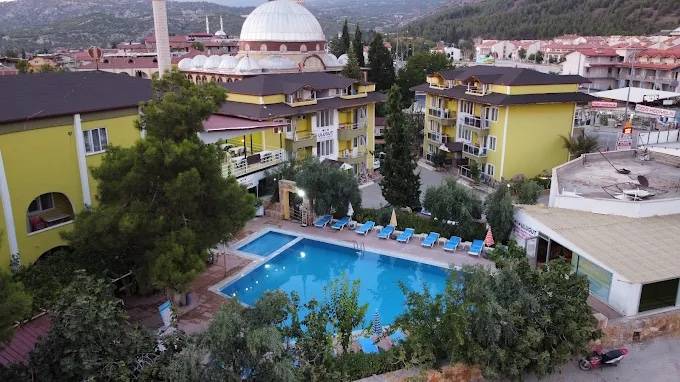 Ulugut Pansiyon ve havuz kuşbakışı