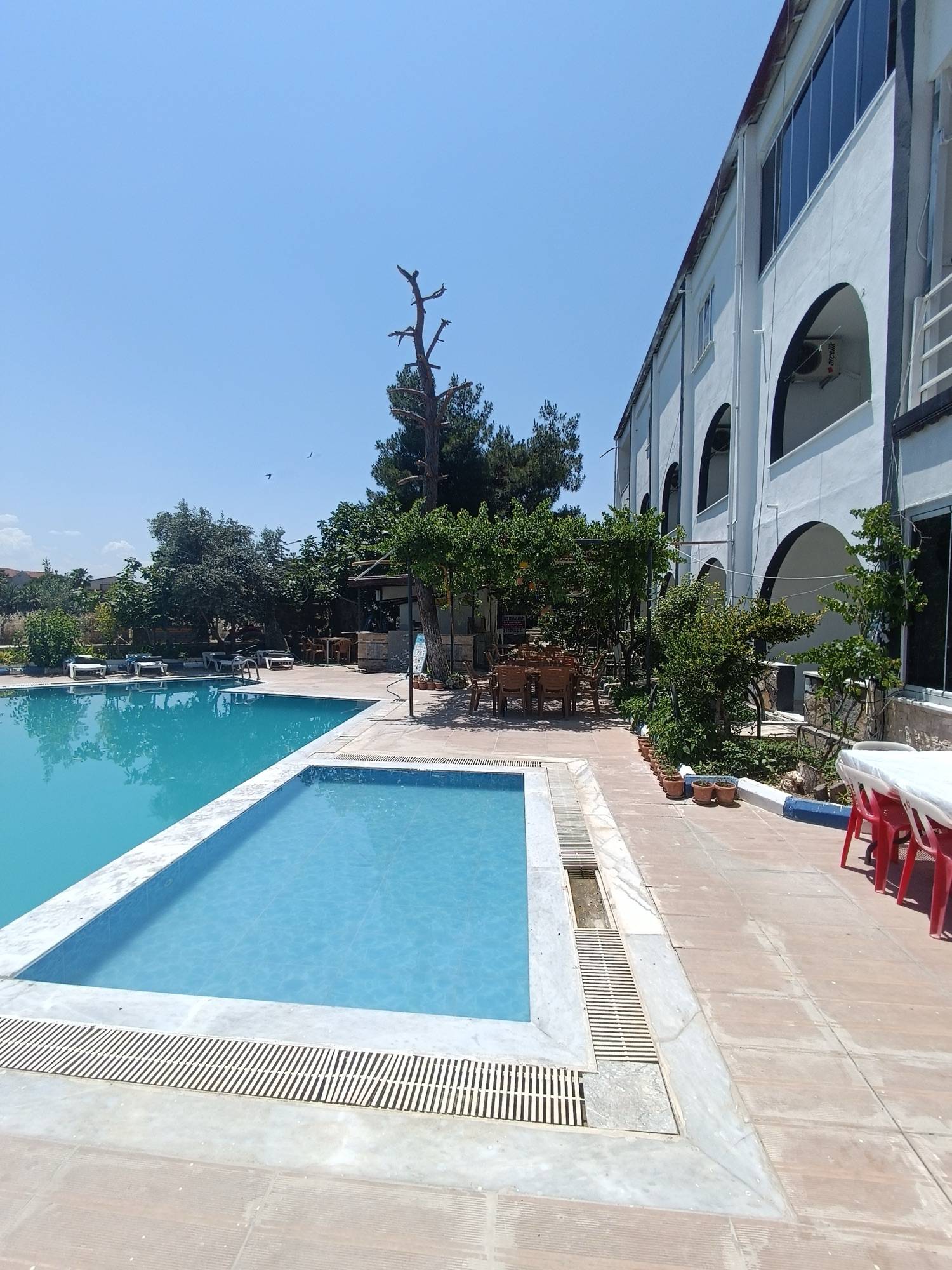 Açık havada havuz ve dinlenme alanı