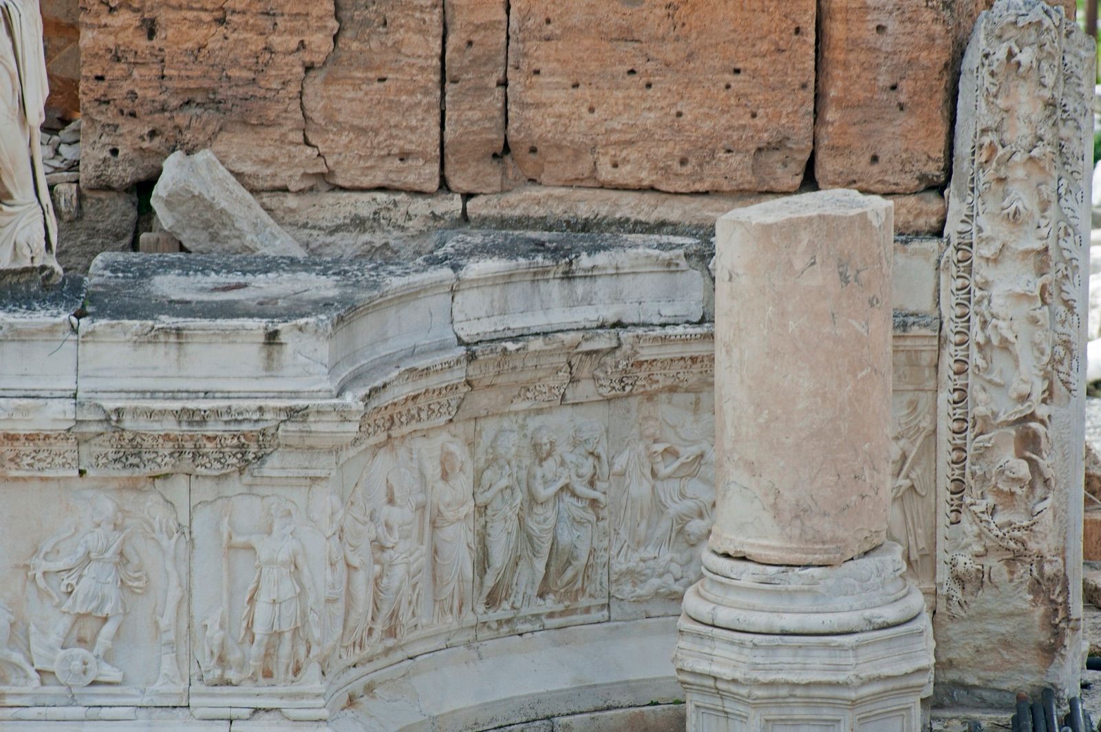 Hierapolis antik tiyatrosundaki kabartmalar